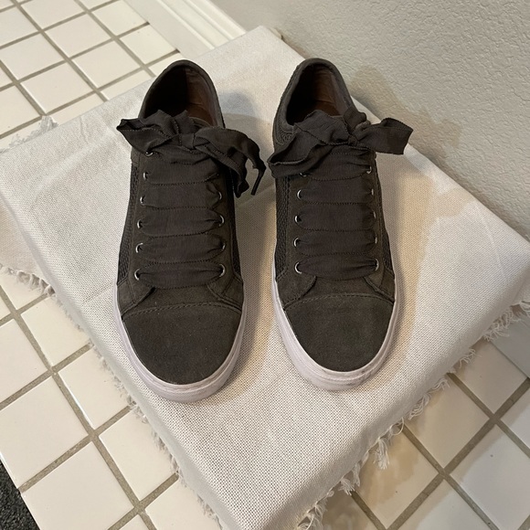 Isaac Mizrahi Soho suede sneakers with mesh details. Size 8m - Picture 2 of 8